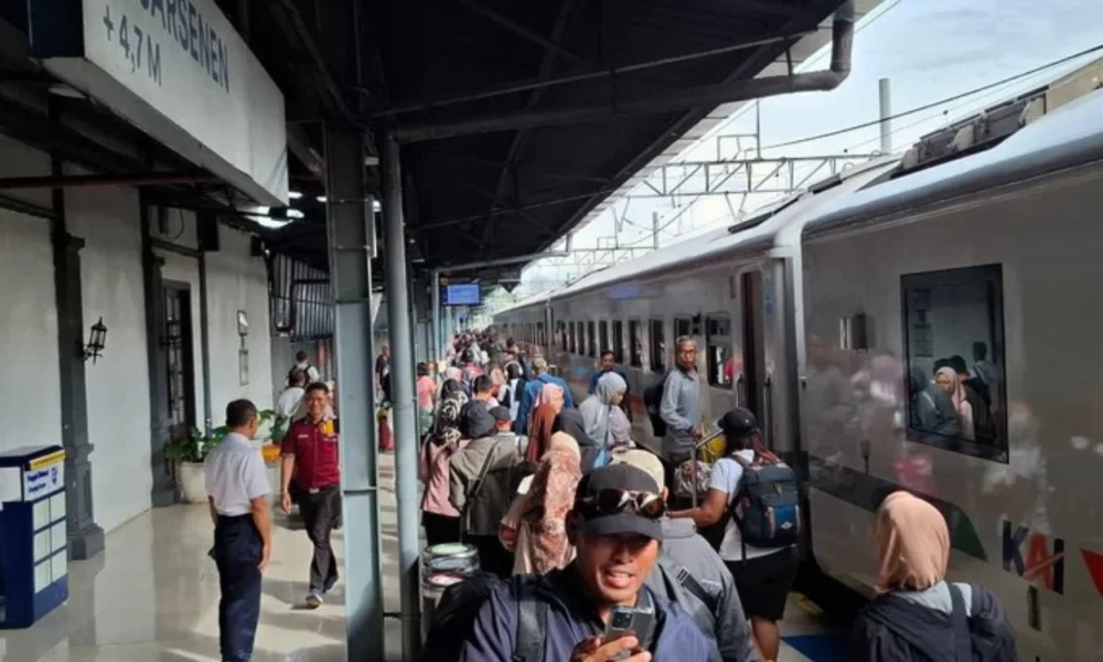 Stasiun Senen Dipadati Pemudik, 732 Ribu Tiket Ludes Terjual