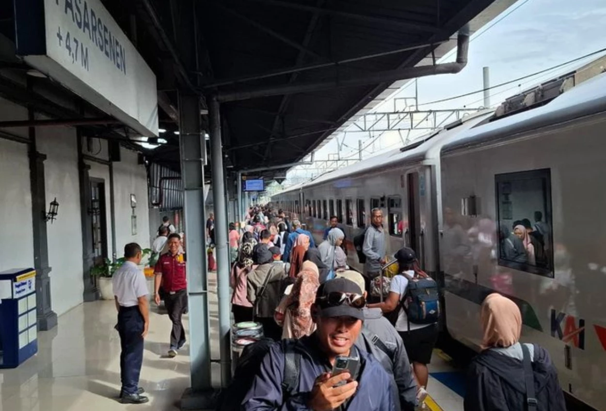 Stasiun Senen Dipadati Pemudik, 732 Ribu Tiket Ludes Terjual