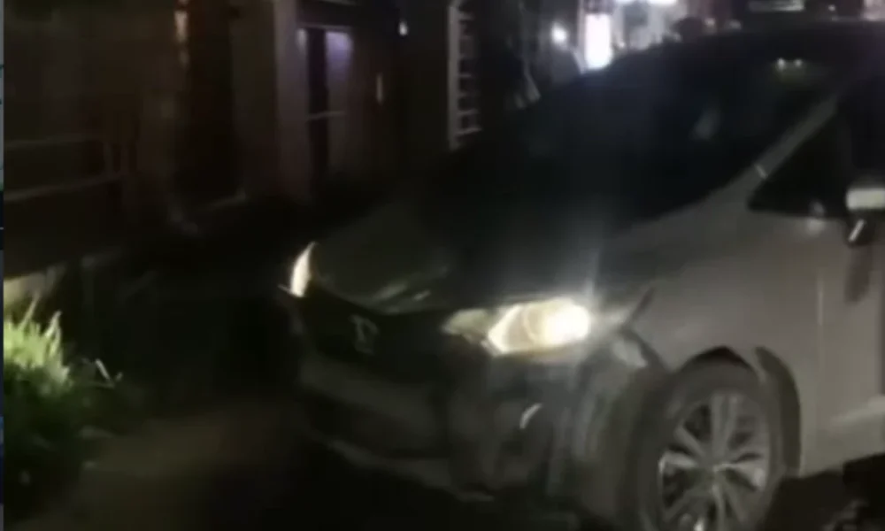 Suami di Bekasi Seruduk Pemotor Bonceng 3 yang Mau Begal Istrinya