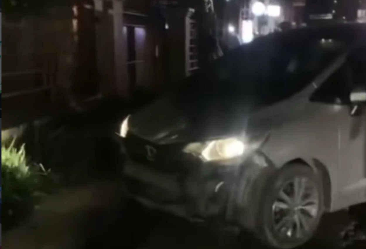 Suami di Bekasi Seruduk Pemotor Bonceng 3 yang Mau Begal Istrinya