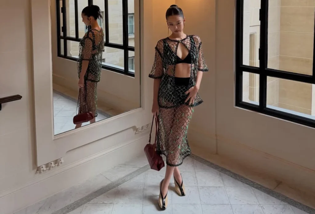 Tampil di Paris Fashion Week, Jennie BLACKPINK Pakai Baju Tembus Pandang (1)