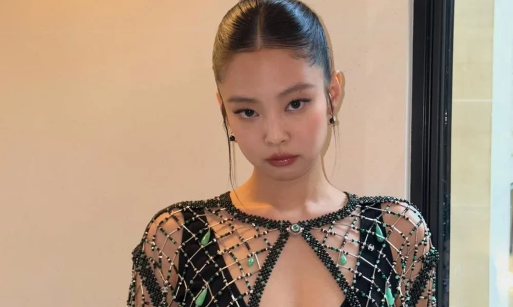 Tampil di Paris Fashion Week, Jennie BLACKPINK Pakai Baju Tembus Pandang (2)