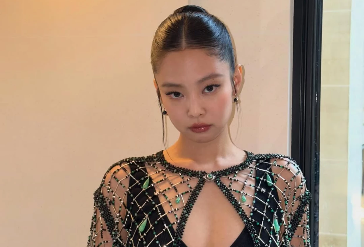 Tampil di Paris Fashion Week, Jennie BLACKPINK Pakai Baju Tembus Pandang (2)