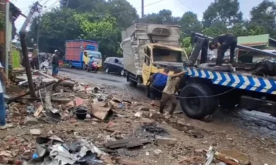 Truk Boks Tabrak Warung di Subang, 1 Orang Tewas
