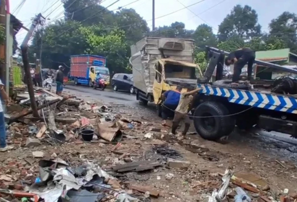 Truk Boks Tabrak Warung di Subang, 1 Orang Tewas
