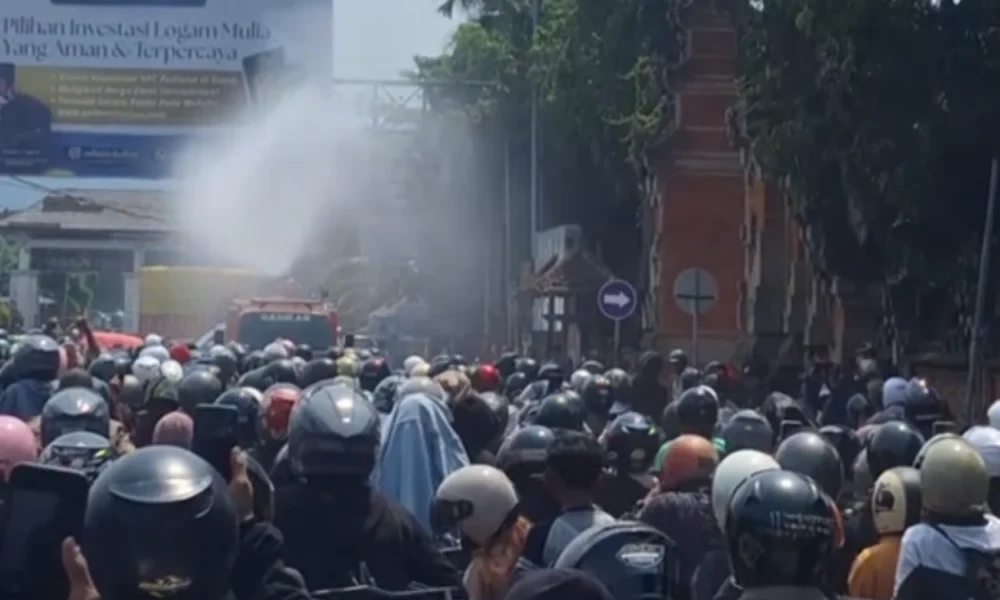 Viral! Damkar Semprotkan Air ke Pemudik yang Kepanasan di Pelabuhan Gilimanuk
