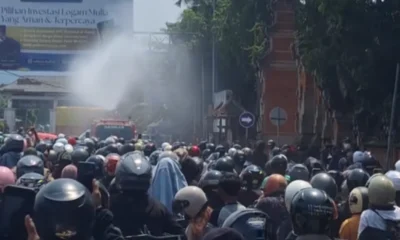 Viral! Damkar Semprotkan Air ke Pemudik yang Kepanasan di Pelabuhan Gilimanuk