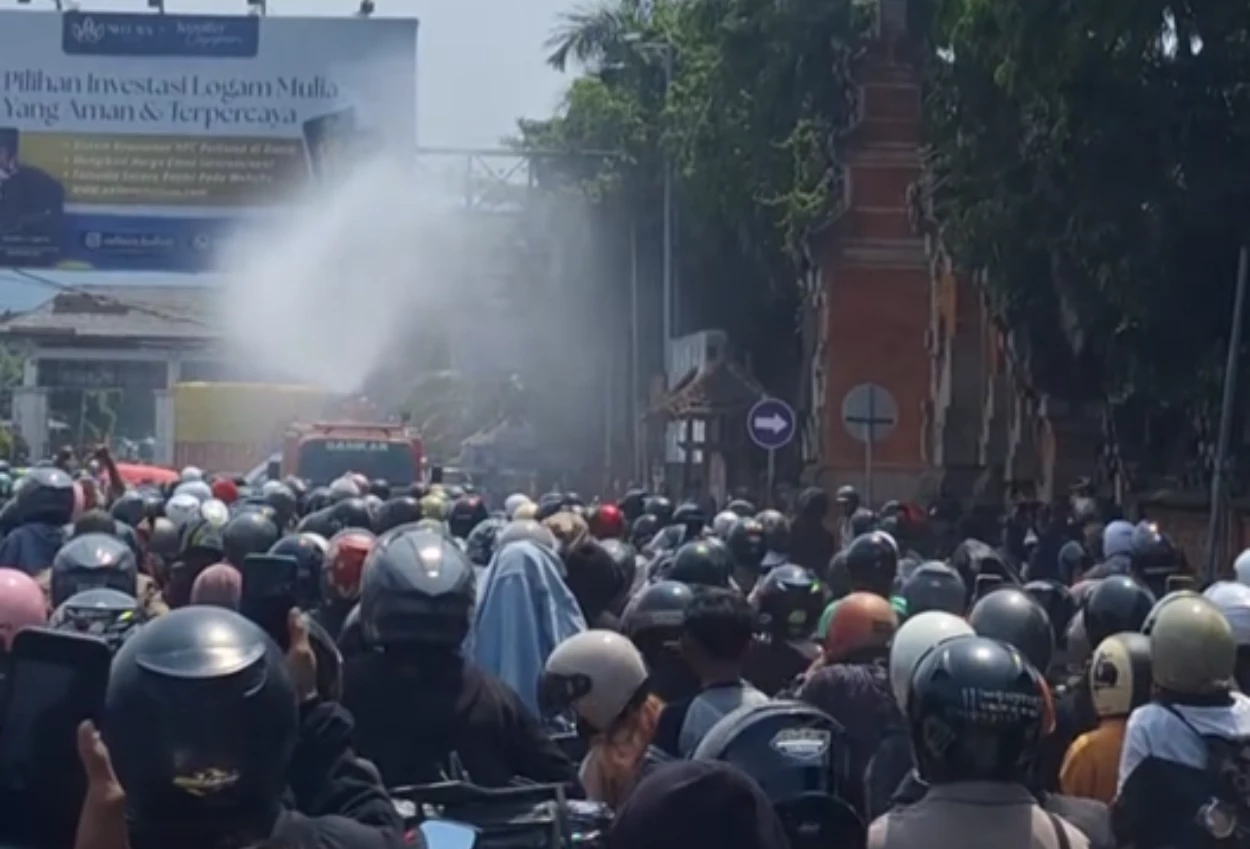 Viral! Damkar Semprotkan Air ke Pemudik yang Kepanasan di Pelabuhan Gilimanuk