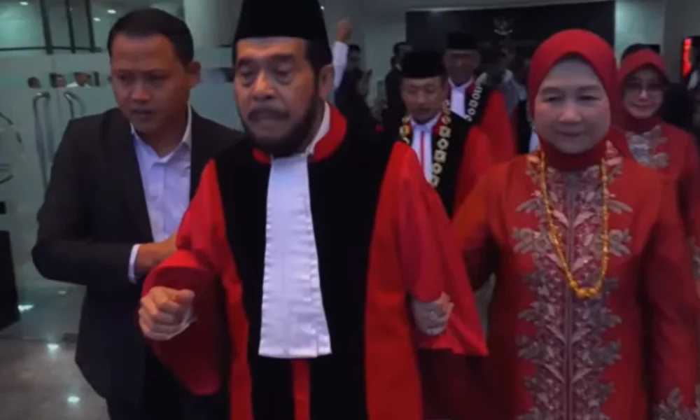 Anwar Usman Pingsan setelah Prosesi Wisuda Purnabakti di Gedung MK