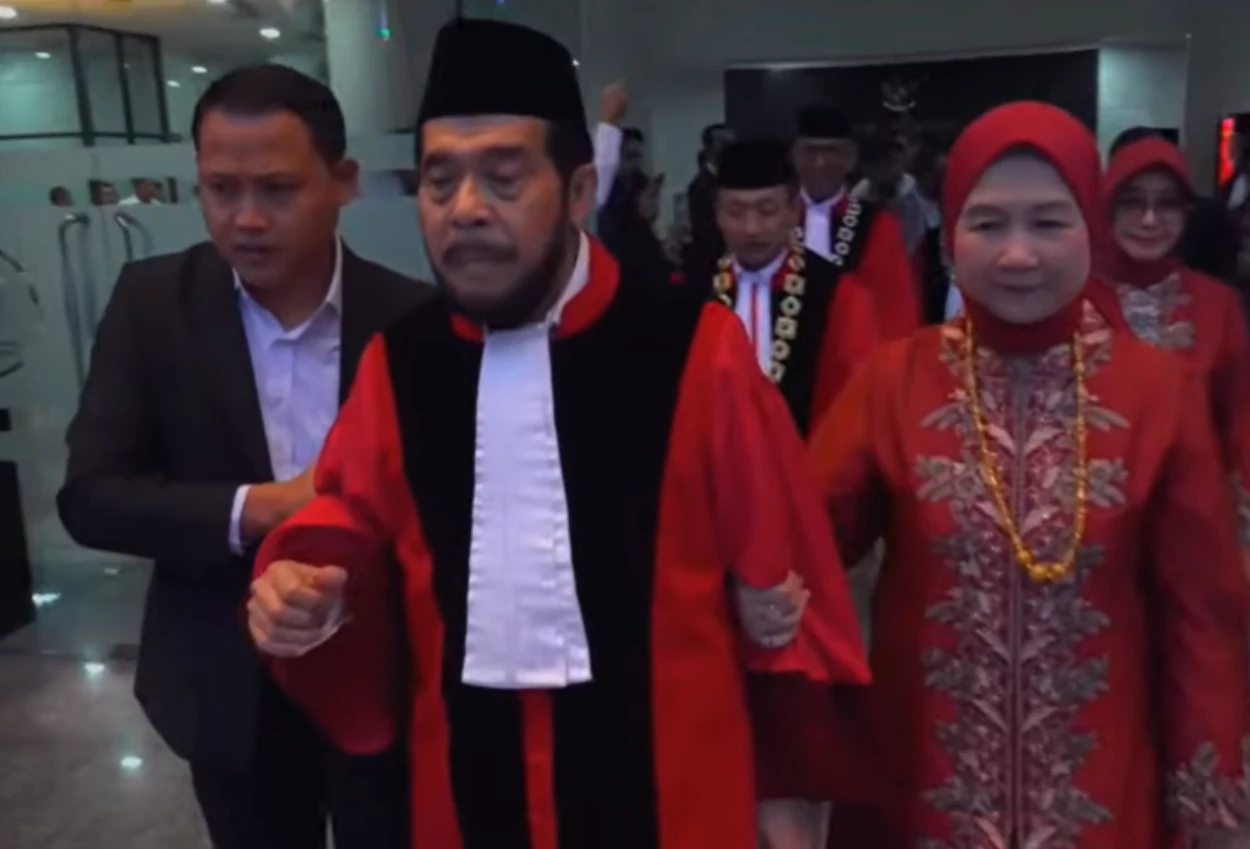 Anwar Usman Pingsan setelah Prosesi Wisuda Purnabakti di Gedung MK