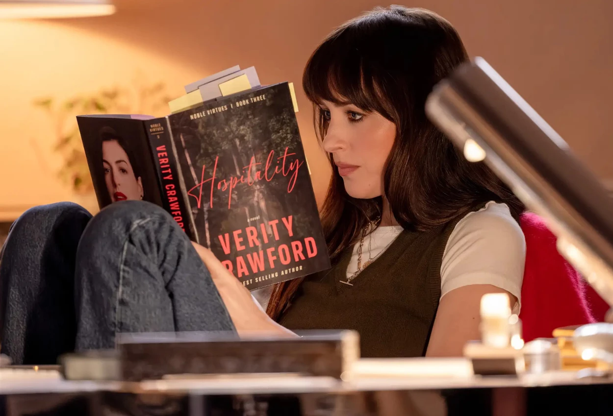 Dakota Johnson dan Anne Hathaway Adu Akting di Film Verity (1)