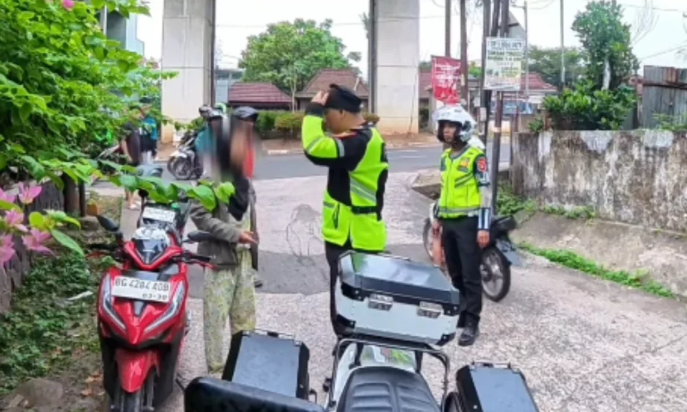 Emak Emak Dianiaya Ojol karena Diduga Belok Tak Nyalakan Sein