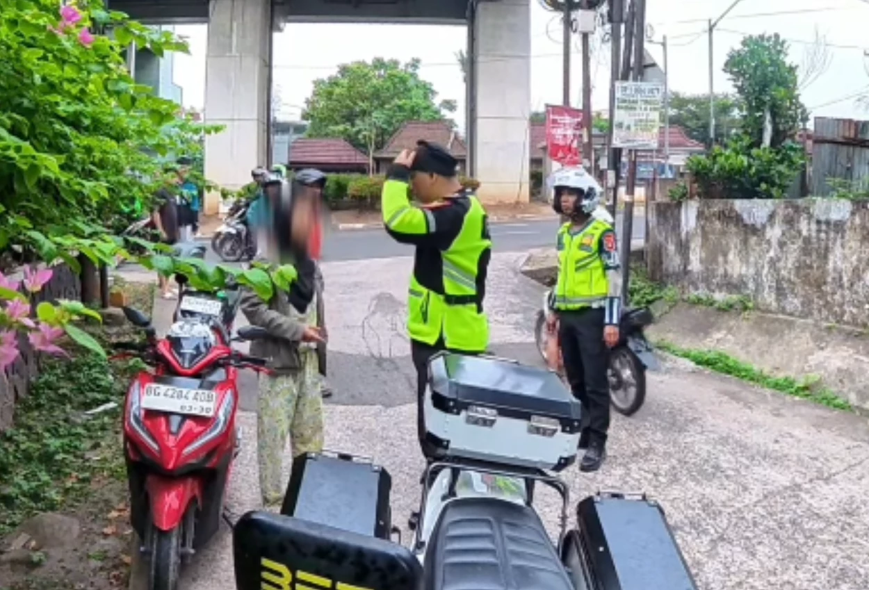 Emak Emak Dianiaya Ojol karena Diduga Belok Tak Nyalakan Sein