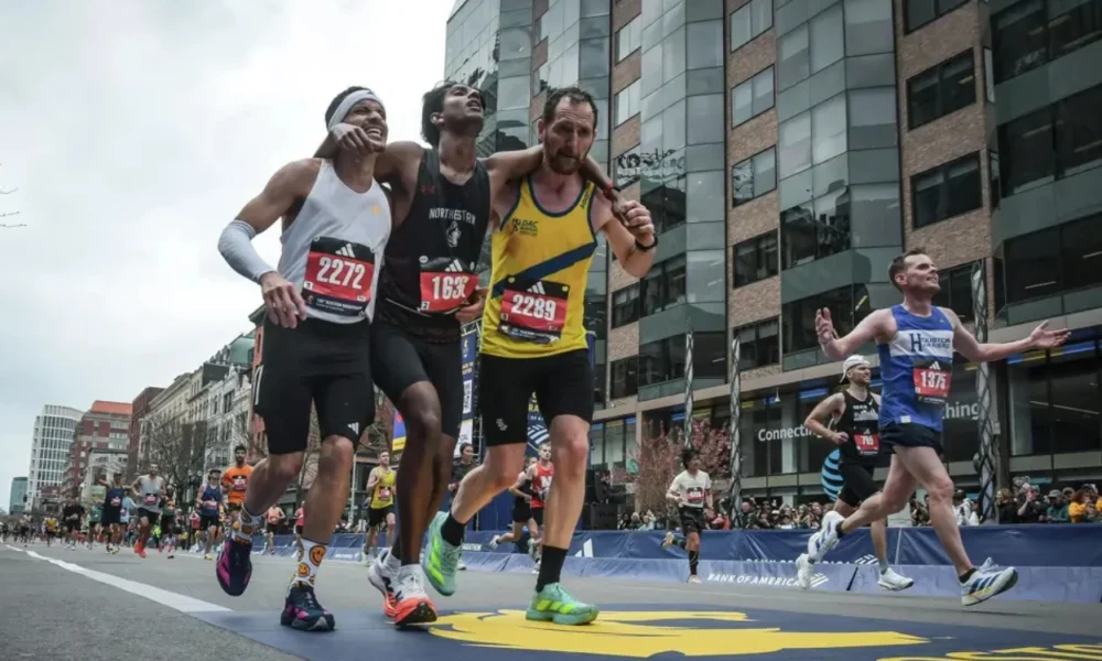 Finis Sudah Dekat, Dua Pelari Pilih Tolong Lawan yang Kolaps di Boston Marathon