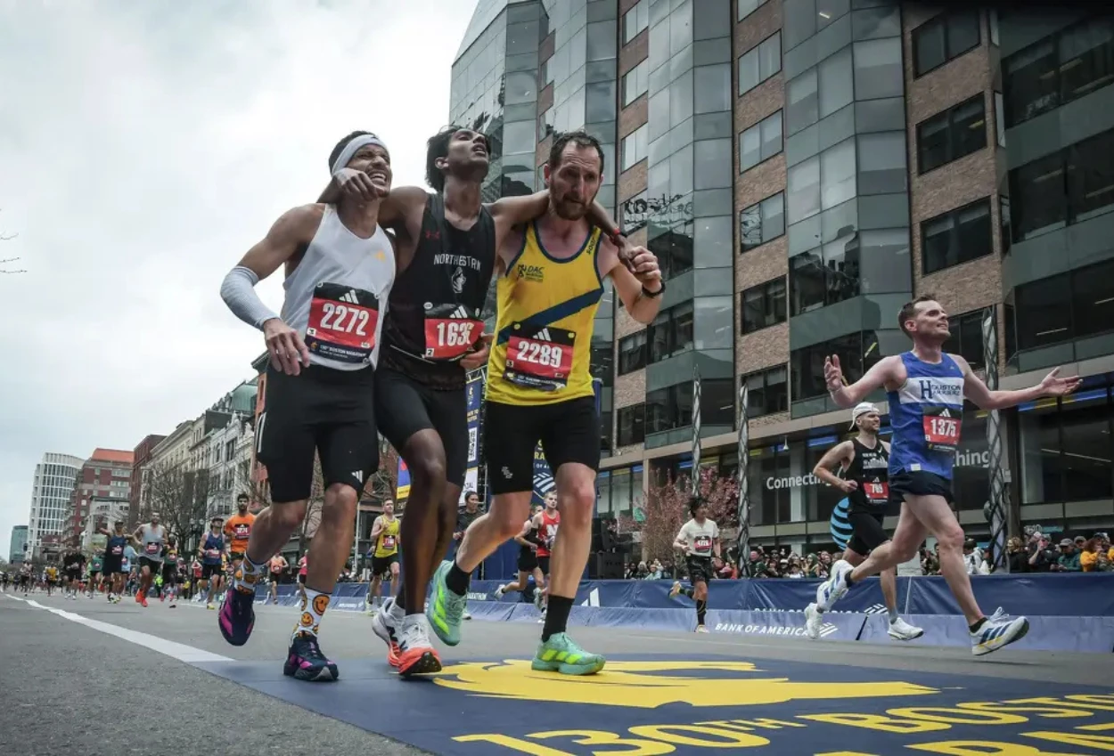 Finis Sudah Dekat, Dua Pelari Pilih Tolong Lawan yang Kolaps di Boston Marathon