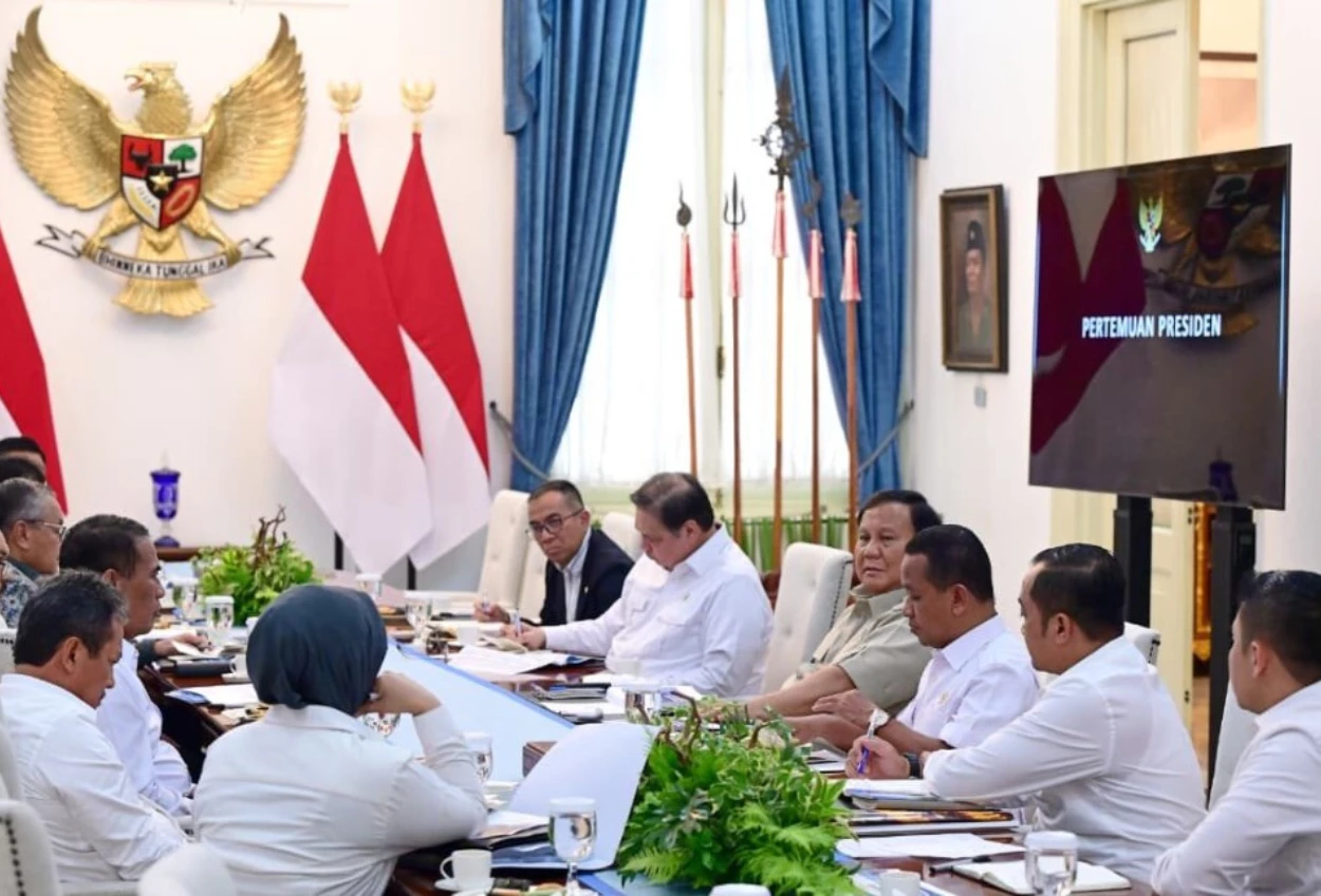 Gelar Rapat Terbatas di Istana, Prabowo Instruksikan Percepatan Pembangunan Kampung Nelayan Merah Putih