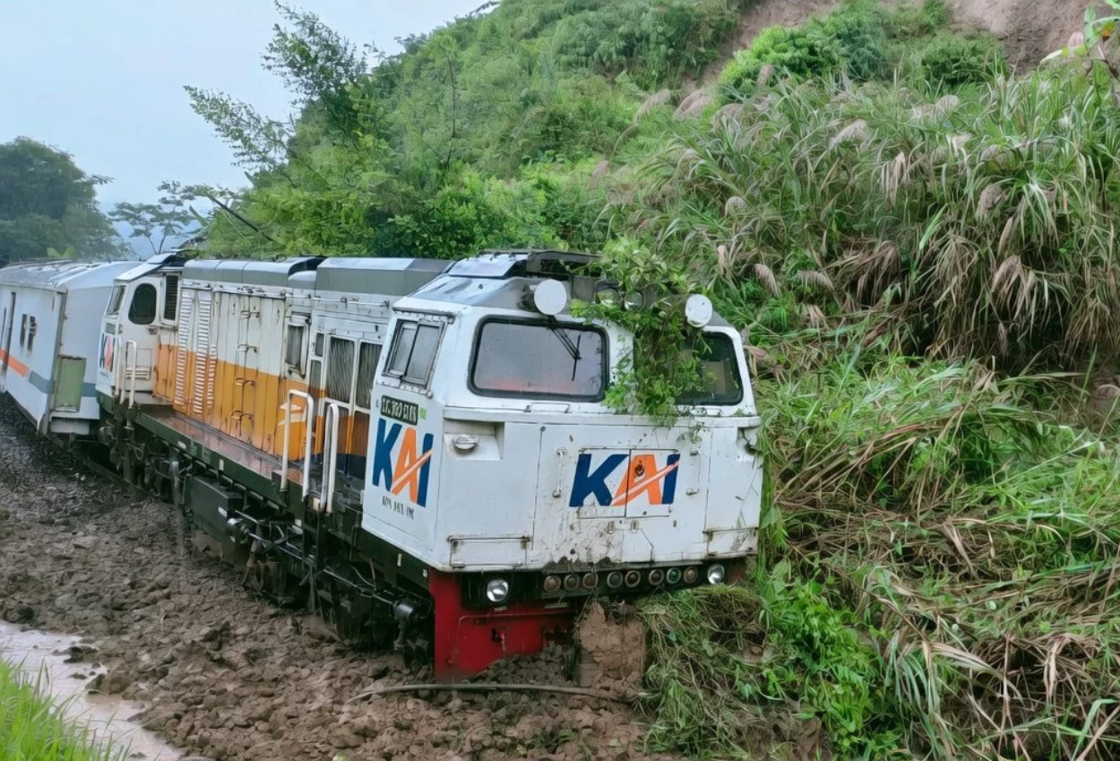 Jalur KA di Bandung Barat yang Sempat Tertutup Longsor Kembali Bisa Dilintasi