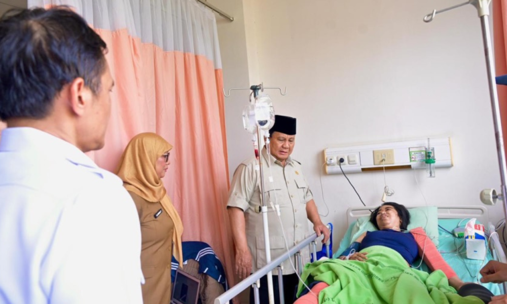 Jenguk Korban Kecelakaan KRL, Prabowo Sampaikan Belasungkawa