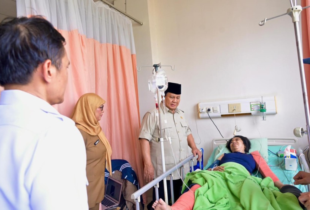 Jenguk Korban Kecelakaan KRL, Prabowo Sampaikan Belasungkawa