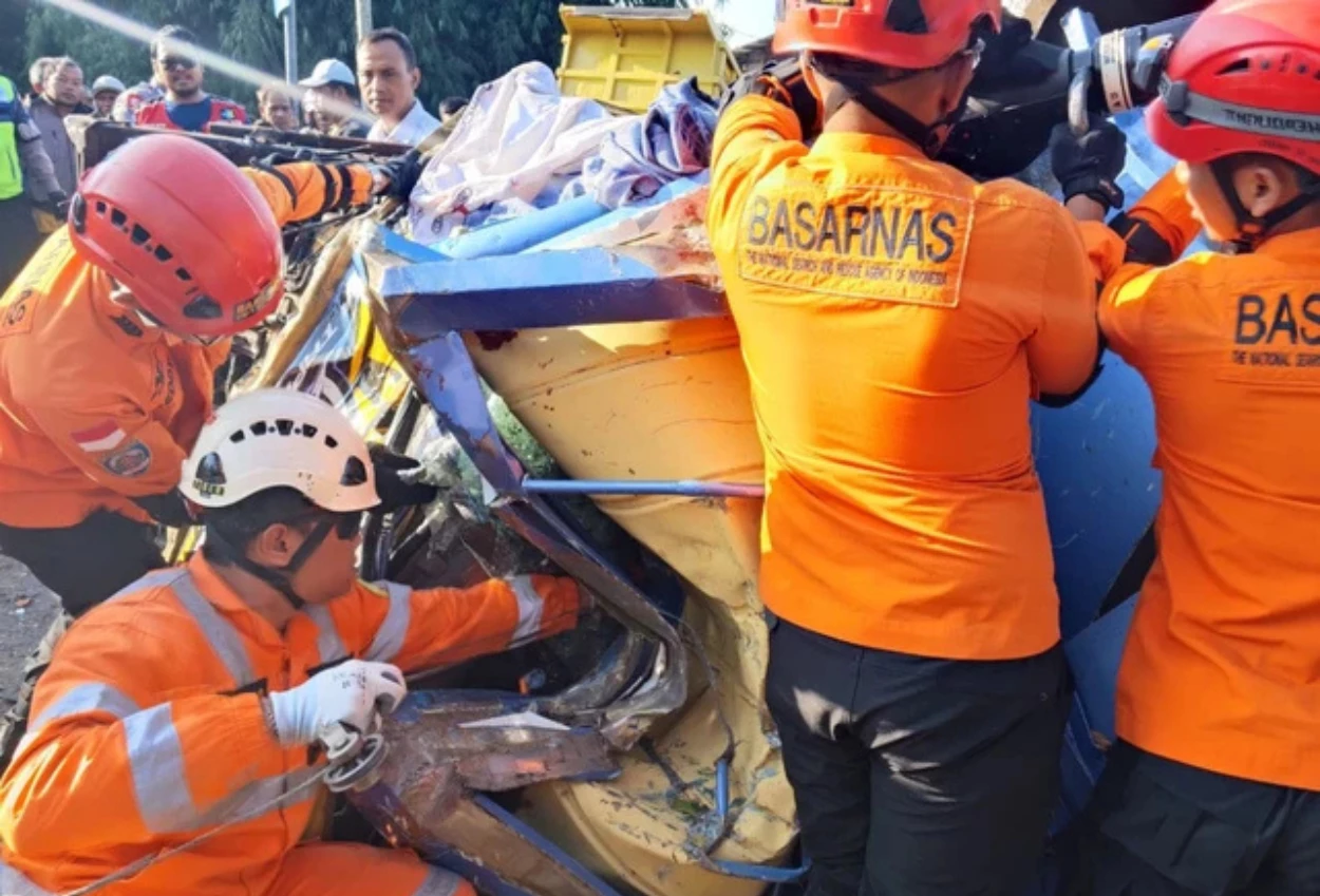 Kecelakaan Beruntun di Wonosobo Tabrak 4 Kendaraan, 2 Orang Tewas