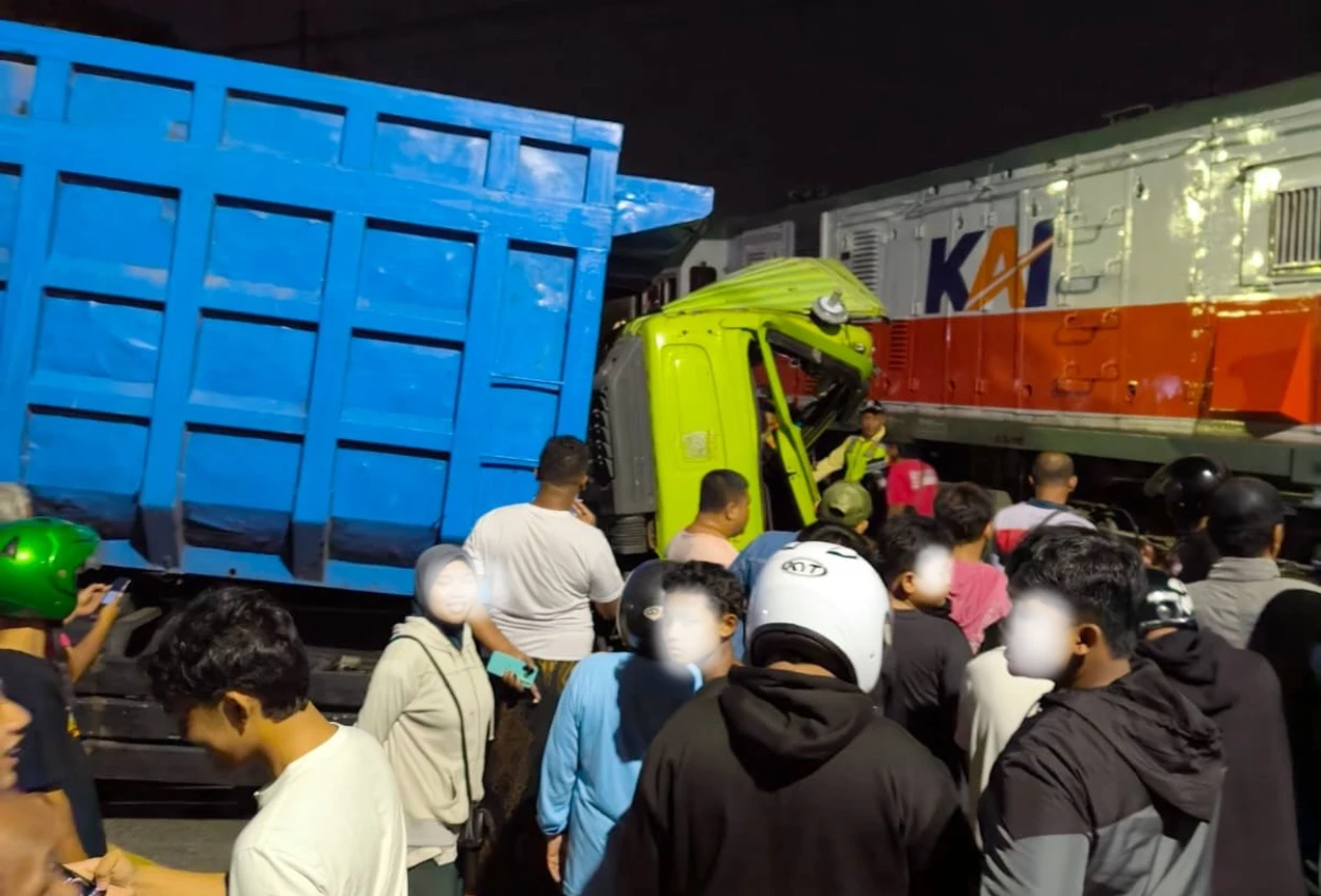 Kembali Terjadi Kecelakaan Kereta, KA Dhoho Tabrak Truk yang Nekat Terobos Palang meski Sirine Sudah Berbunyi