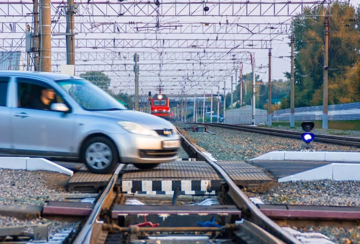 Kenapa Mobil Mogok di Rel Kereta