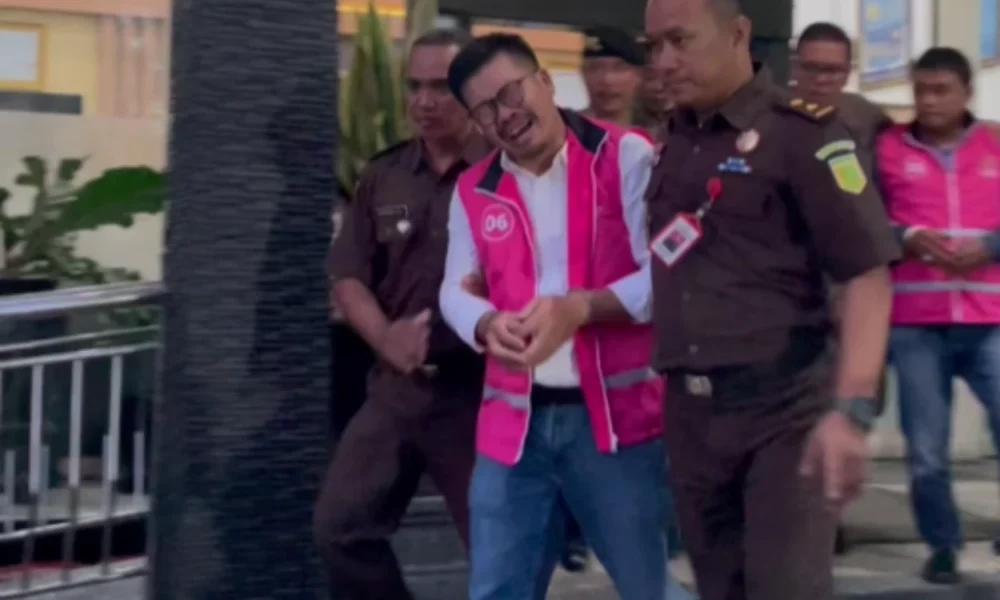 Ketua DPRD Magetan Menangis saat Ditahan jadi Tersangka Dugaan Korupsi Dana Hibah