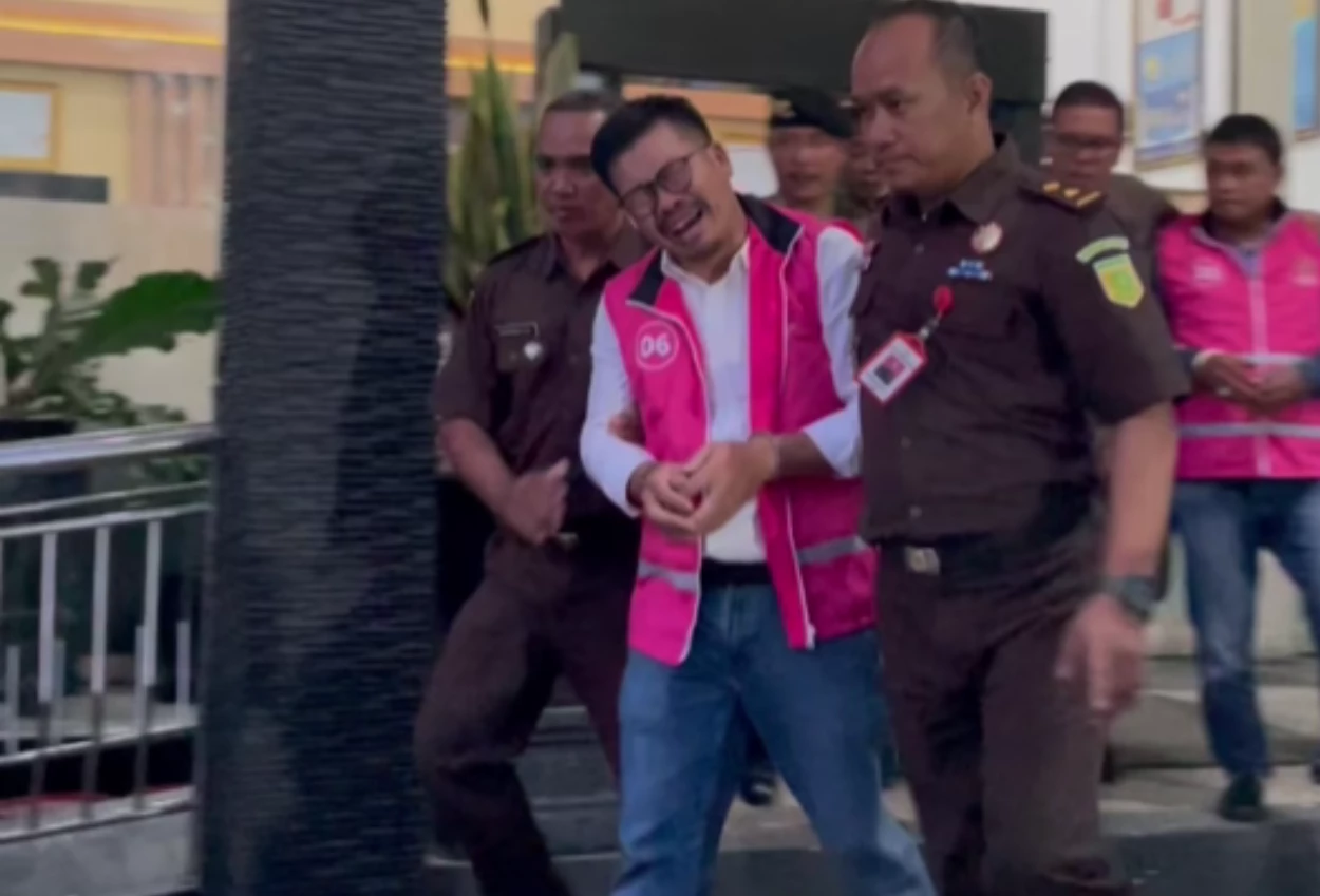Ketua DPRD Magetan Menangis saat Ditahan jadi Tersangka Dugaan Korupsi Dana Hibah
