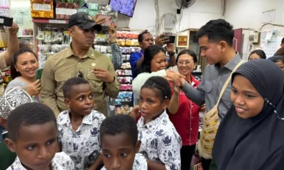 Kunjungi Timika, Wapres Gibran Belanja Alat Tulis bersama Anak Yatim