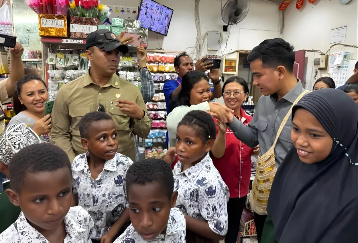Kunjungi Timika, Wapres Gibran Belanja Alat Tulis bersama Anak Yatim