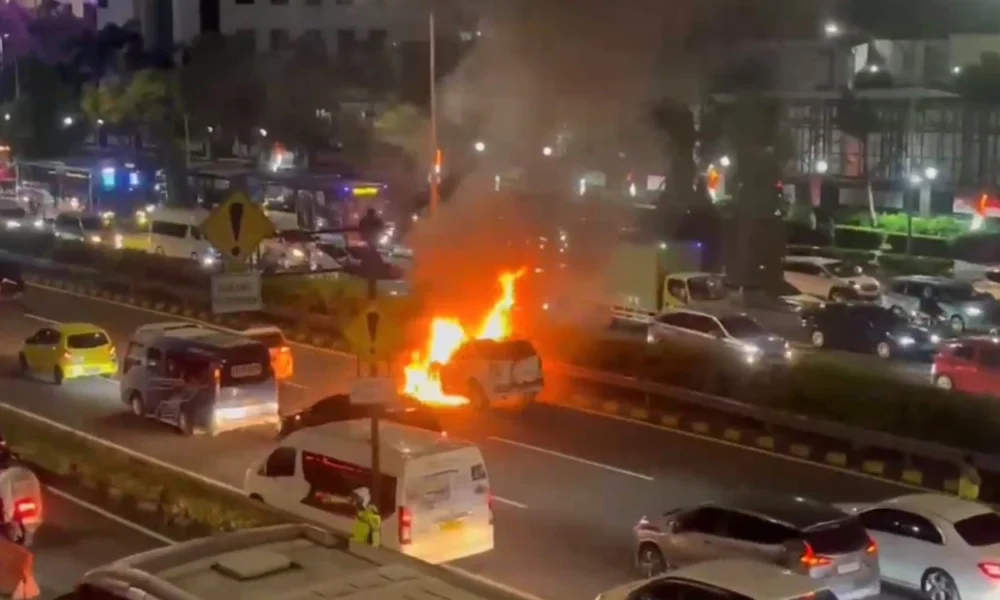 Mobil Terbakar di Tol Dalam Kota, Begini Kondisi Pengemudi