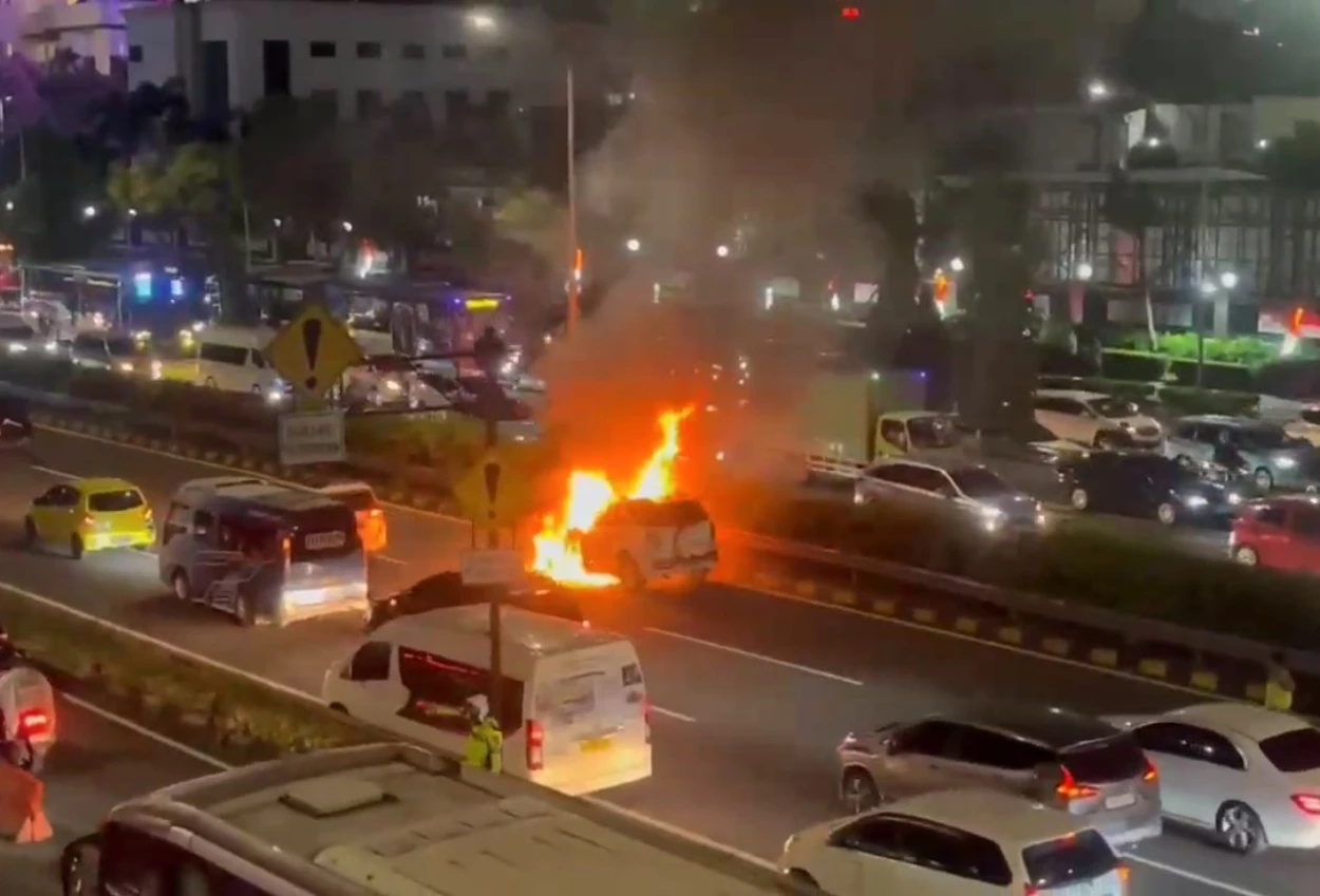 Mobil Terbakar di Tol Dalam Kota, Begini Kondisi Pengemudi