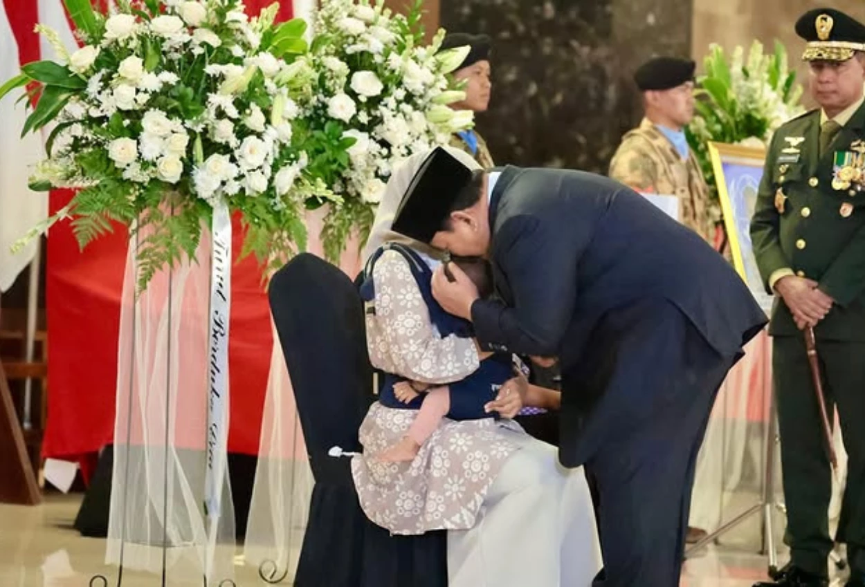 Momen Prabowo Cium Kening Bayi Putra Prajurit TNI yang Gugur di Lebanon
