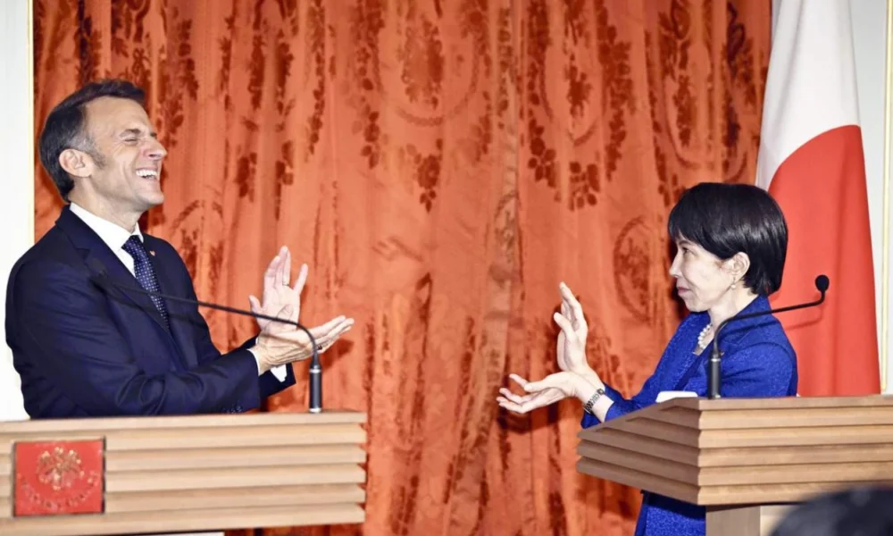 Momen Presiden Prancis dan PM Jepang Adu 'Kamehameha' ala Dragon Ball saat Bertemu di Tokyo