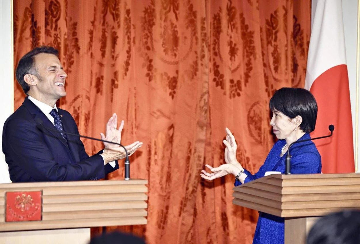 Momen Presiden Prancis dan PM Jepang Adu 'Kamehameha' ala Dragon Ball saat Bertemu di Tokyo