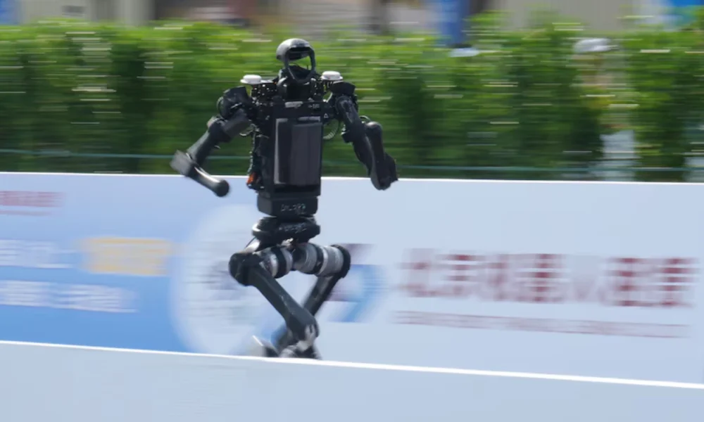 Pecahkan Rekor Dunia! Robot Humanoid China Finis Half Marathon 50 Menit