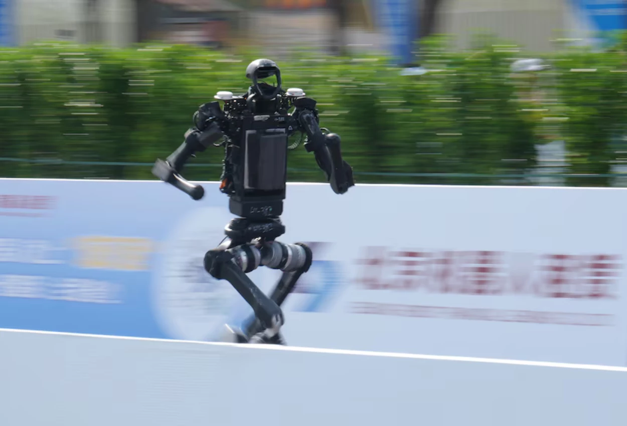 Pecahkan Rekor Dunia! Robot Humanoid China Finis Half Marathon 50 Menit