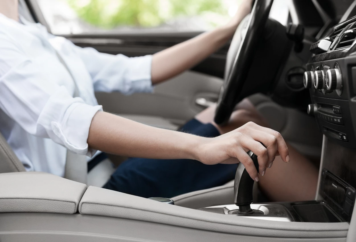 Pemula Wajib Tahu! Ini Kesalahan Mengemudi Mobil Matic yang Sering Dilakukan