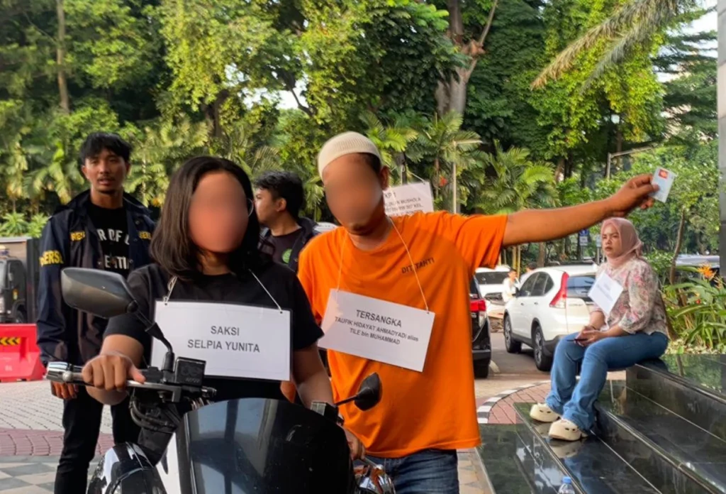 Polisi Gelar Rekonstruksi Pria yang bunuh Mantan Istri di Tangsel, Total 38 Adegan Diperagakan (1)