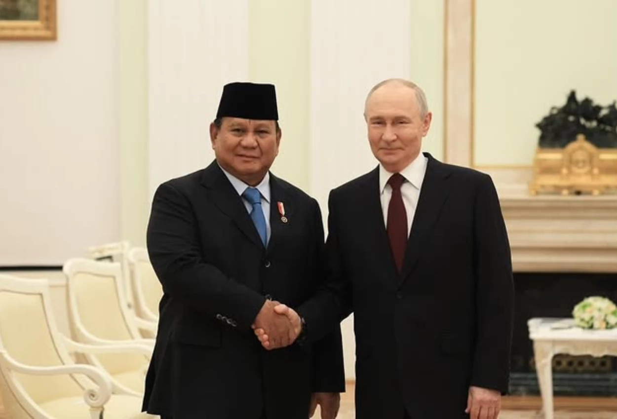 Prabowo Bertukar Cendera Mata dengan Putin, Hadiahi Vas Bunga Batik dan Miniatur Candi Borobudur