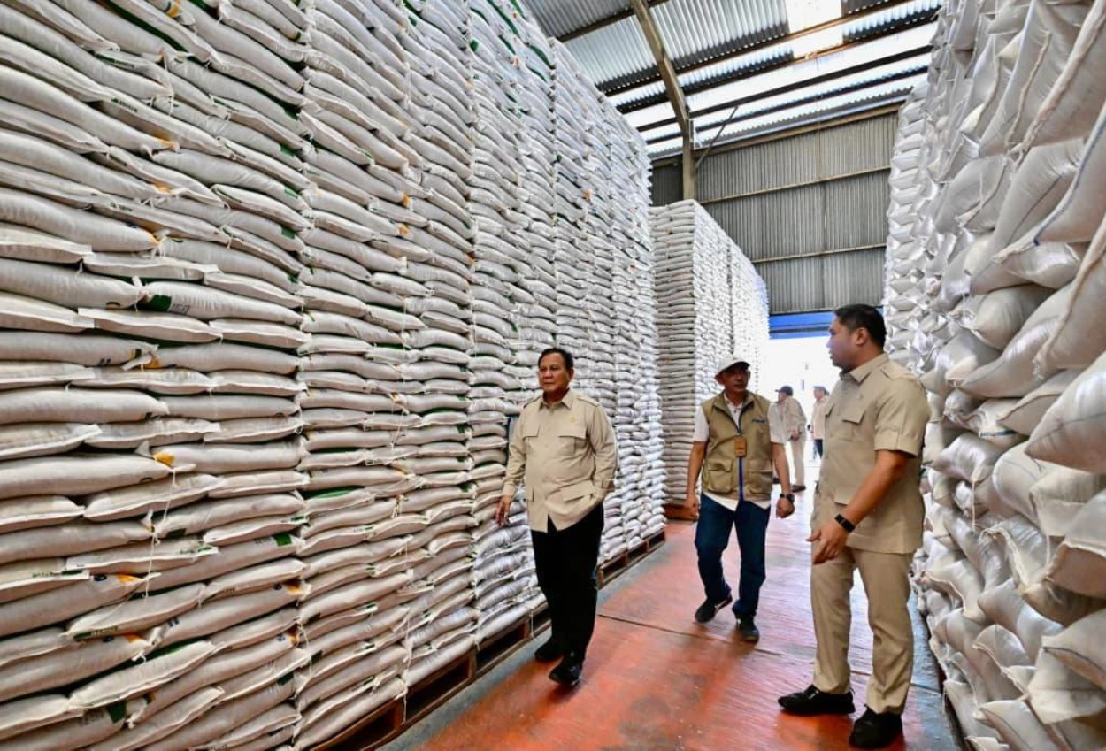 Prabowo Sidak Gudang Bulog di Magelang, Pastikan Stok Beras Aman