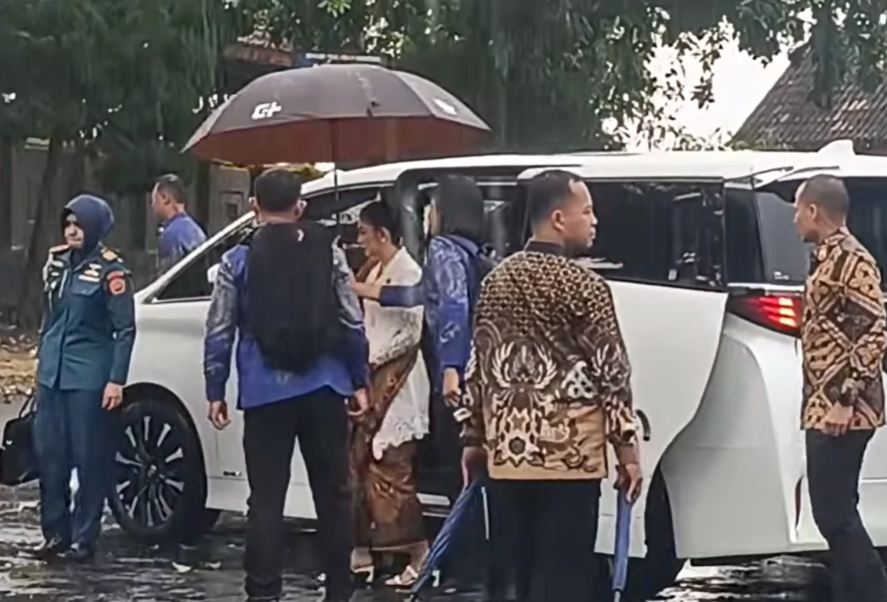 Rayakan Hari Kartini, Istri Wapres Gibran Tampil Berkebaya saat Ziarah ke Makam RA Kartini