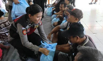 Rayakan Hari Kartini, Polwan Bagikan 500 Paket Sembako untuk Perempuan Pekerja