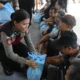 Rayakan Hari Kartini, Polwan Bagikan 500 Paket Sembako untuk Perempuan Pekerja
