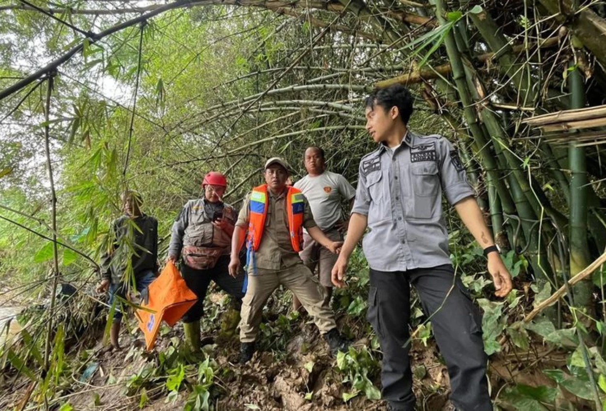 Sempat Hilang, Penjaga Sekolah yang Selamatkan Siswi Hanyut di Sungai Cibanjaran Ditemukan Meninggal