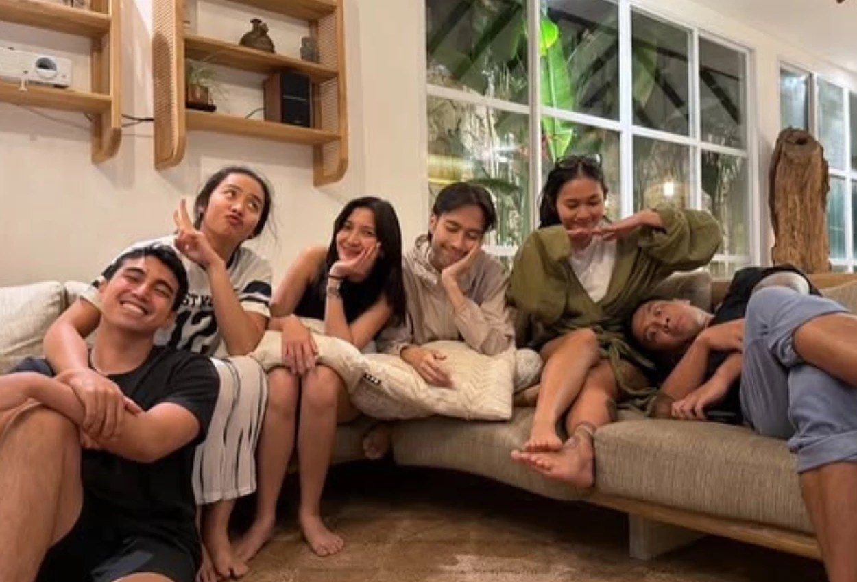 Tak Mau Kakak Ipar Kesepian, Adik Vidi Aldiano Temani Sheila Dara Setiap Hari