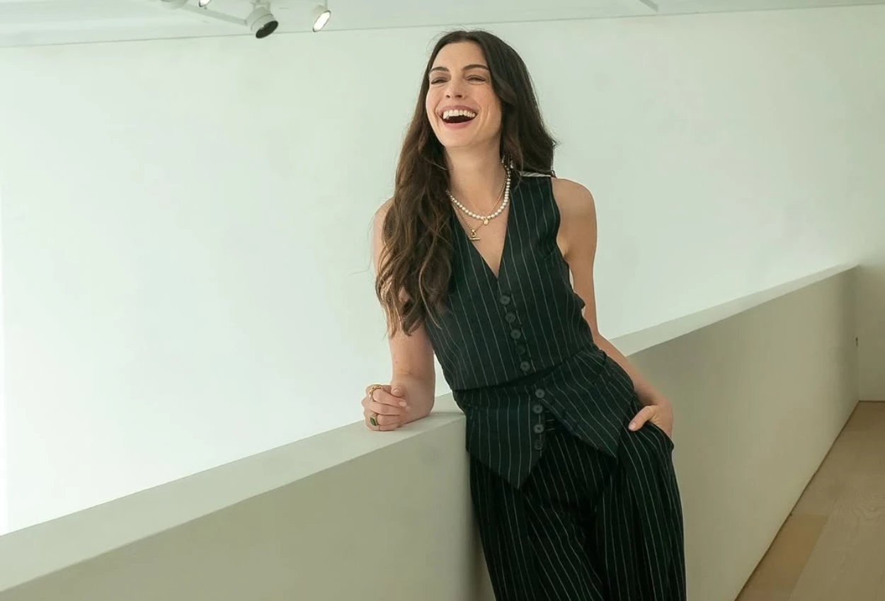Ucap InsyaAllah, Anne Hathaway Dihadiahi Al Quran dari Fans