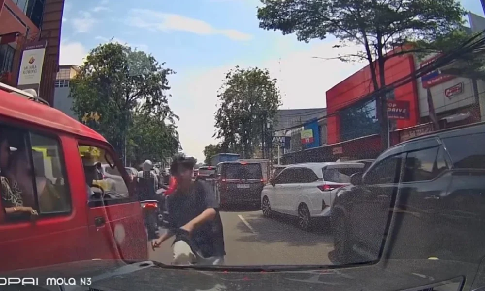 Viral! Aksi Arogan Pengiring Jenazah di Jakarta Utara, Mobil Pengendara sampai Kena Tendang