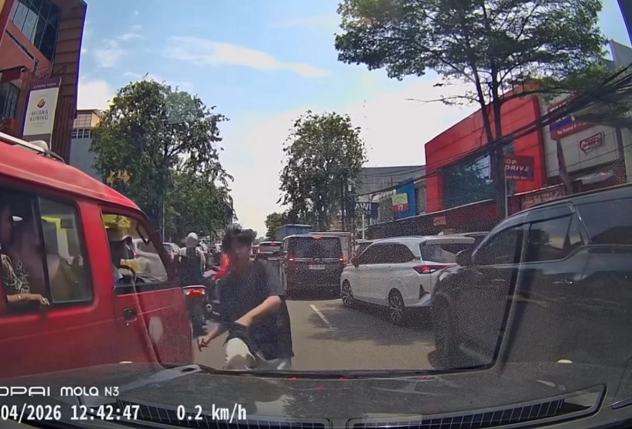 Viral! Aksi Arogan Pengiring Jenazah di Jakarta Utara, Mobil Pengendara sampai Kena Tendang
