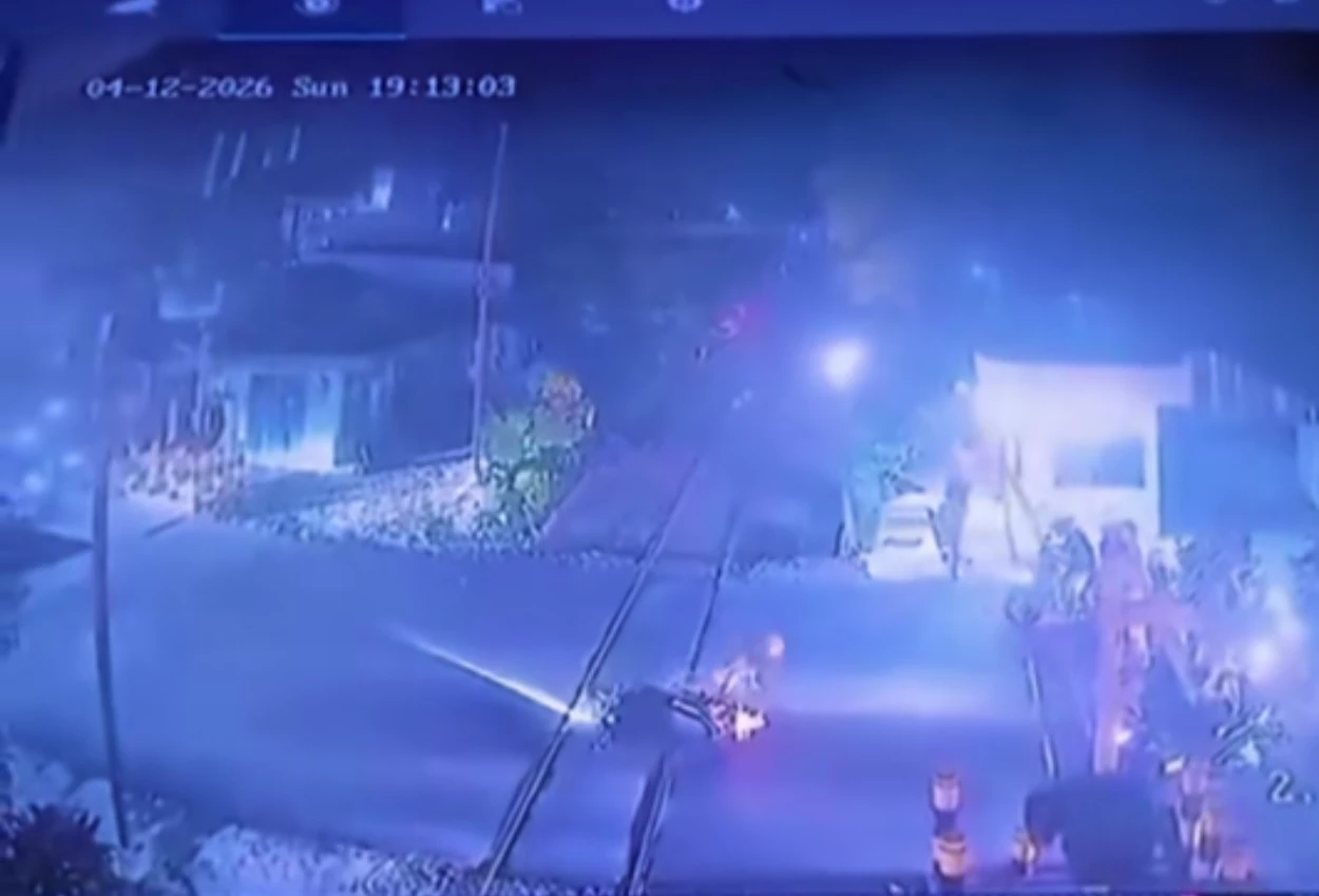 Viral! Detik Detik Ayah dan Anak Nyaris Tertabrak Kereta di Cilegon